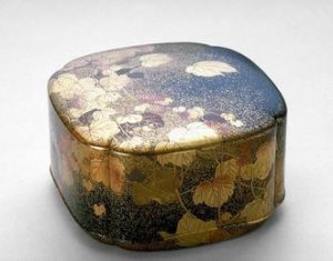 A box with painted flowers in black and gold